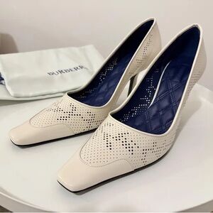 BURBERRY AUTHENTIC LEATHER PUMP SIZE 39.5